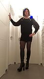 Nicki-crossdress in einem sexy schwarzen Minikleid, strumpfhose und stiefeln snapshot 3