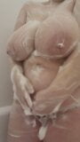 Sexy Schätzchen mit dicken Titten in der Dusche snapshot 5