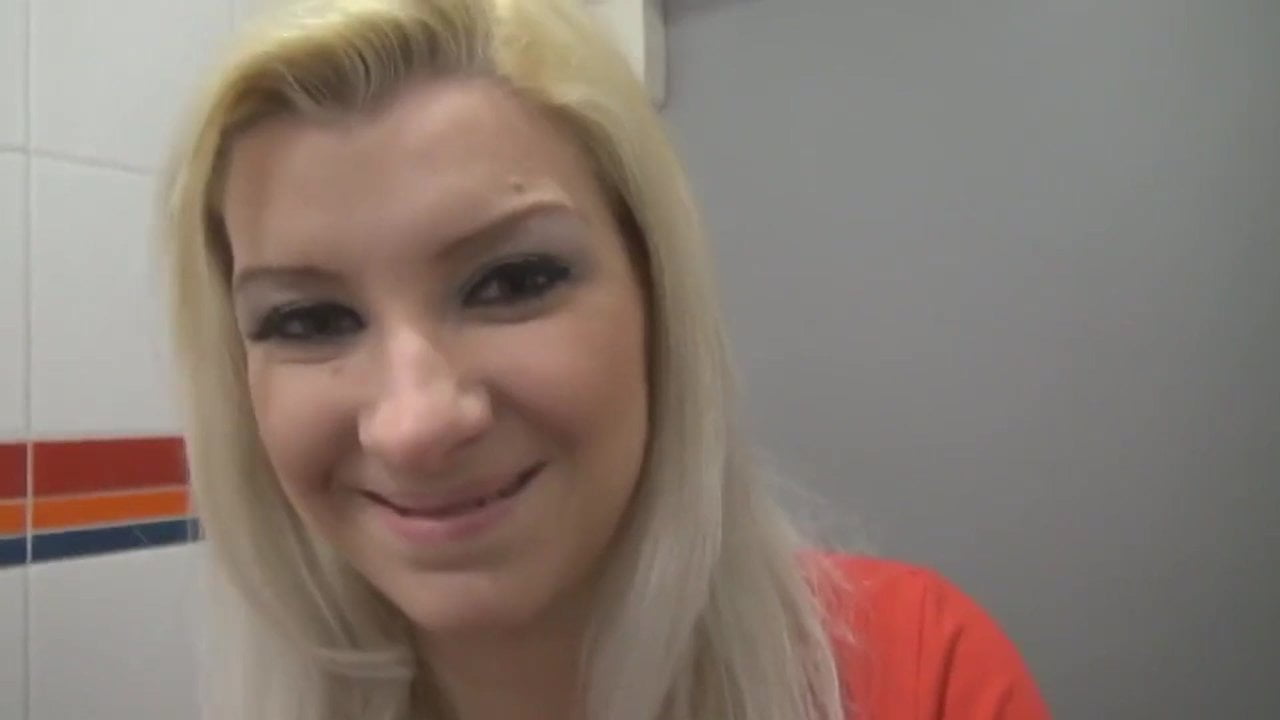 Ostblock-Schlampe fickt bei Douglas!