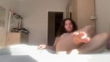 Jonge milf masturbeert alleen thuis snapshot 3