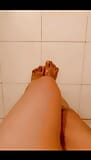 Si diverte con la crema e con il rasatura delle gambe snapshot 2