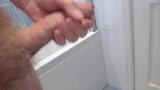 Masturbiert meinen unbeschnittenen BBC vor meiner Dusche. snapshot 1