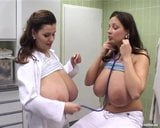 Tetas naturales masivas en el doctor snapshot 5