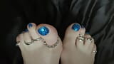 Perfektní nohy s dlouhými prsty ve stříbrných prstenech od paní Lary snapshot 8