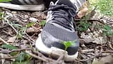 Adidas twink jongen loopt freeballend, aftrekken, klaarkomen, pissen in openbaar park snapshot 2