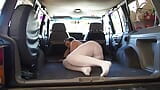 Yoga im auto in rosa strumpfhosen und keine socken - individuelle bestellung snapshot 14