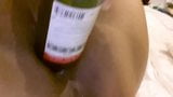 Мімі трахає пляшку вина snapshot 3