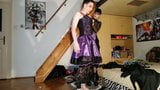 Goth dominatrix feminiseert haar cd -mietje -slaaf met vrouwenkleren deel 1 snapshot 13