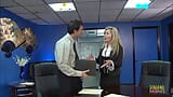Красивая милфа-блондинка с большими сиськами позволяет своему боссу трахать ее в офисе snapshot 3