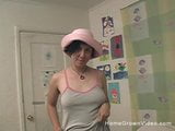 Chica hippie peluda con grandes tetas juega con su coño snapshot 4