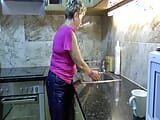 Немецкую бабушку-блондинку трахают после того, как выебали посуду snapshot 1