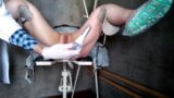 Wziernik ginekologiczny w jej cipce na krześle ginekologicznym snapshot 14