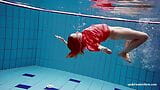 Ragazza carina in abito rosso sexy aperto nuoto snapshot 5