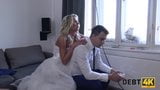 Skuld4k. snygging i vit brudklänning tillfredsställer främling snapshot 4