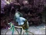 Faith Stevens y bicicleta snapshot 2