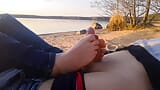 Oksi deu uma punheta com os pés em um lugar público perto da lagoa snapshot 13