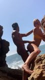 Горячую блондинку застукали трахающейся с большим черным членом на пляже snapshot 4