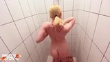 Une bombasse encule un gode et se masturbe la chatte sous la douche snapshot 3