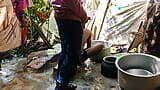 Dos chicos universitarios están a aparcar su auto y bañarse con agua fría en el pueblo - películas de gay indios en hindi snapshot 11