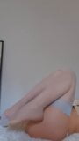 Jambes sexy et jeu de nylon snapshot 3