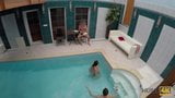 Hunt4k. Un couple veut se détendre dans le spa d'un chasseur qui adore snapshot 1