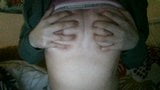 Meisje dat haar grote borsten masseert snapshot 4