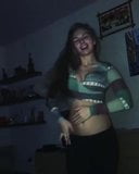 Ragazza fantastica che fa una danza incredibile snapshot 7