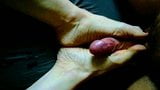 MILF footjob avec éjaculation sur des pieds pâles snapshot 10