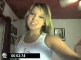 可爱的金发女郎在网络摄像头上为她的男朋友脱衣 snapshot 1