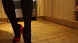 Mutfakta kırmızı yüksek topuklu stiletto ile yemek hazırlığı snapshot 4