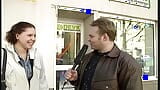 Niemiecki reporter testuje wibratory na mamuśce snapshot 1