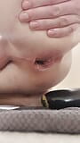 Close-up anaal rekken met monsterspeeltje snapshot 10