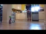 रसोई के फर्श को साफ़ करने वाली नौकरानी snapshot 7