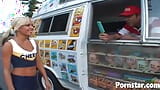 Roztleskávačka Kacey Jordan s přírodními kozami šuká v autobuse snapshot 3