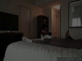 Samling av hushållerska som överraskas av nakna hotellgäster som blinkar kuk snapshot 1