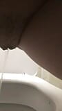 Compilação - menina mijando em close-up em banheiros públicos com buceta raspada e peluda snapshot 3