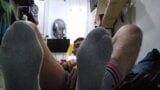 Calcetines deportivos sudorosos en mi cama snapshot 8