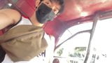 Un minet thaïlandais se branle en tuk-tuk dans la rue (15 '') snapshot 1