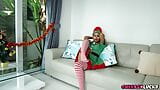 Kersttijd - Santa Claust en zijn elf hebben plezier - cherryxlucky snapshot 4