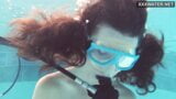 Французская девушка Emi Serene плавает обнаженной snapshot 6