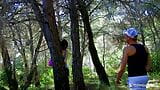 Las tetas caídas rebotan por todo el bosque mientras la morenaza snapshot 2