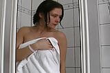 Atemberaubendes deutsches Mädchen mit Dildo ihre rasierte Muschi in der Dusche snapshot 14