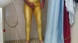 In meine Gelbe spandex Legging gepinkelt und gespritzt snapshot 10