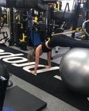 Kate Beckinsale haciendo ejercicio con una gran pelota snapshot 4