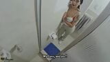 Я дивую свого пасинка гарним мінетом до його великого члена у ванній кімнаті - порно іспанською snapshot 3