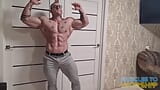 Sexy Bodybuilder-Stripperin tanzt, biegt sich und kommt snapshot 6