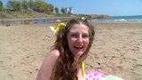 Une beauté aux cheveux longs chevauche une bite à la plage snapshot 2