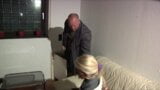 Блондинку-шлюшку жестко отшпилили на диване (оригинальное видео) snapshot 2