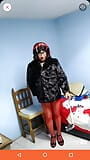 Joselynne Cd Red, bas et veste poilue montrent mes jambes snapshot 3