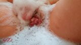 Nasse Spiele in der Badewanne 2 - Pussy und Schaum snapshot 3